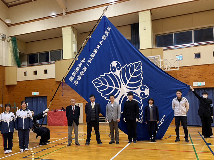 下妻第一高校：大団旗　水海道第一高校：新団旗