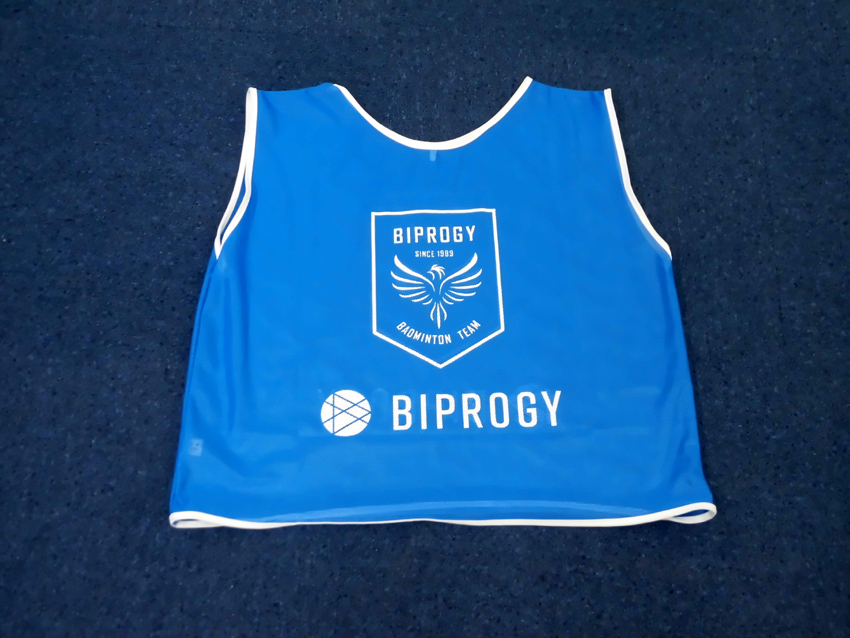 BIPROGYバドの会（ビブス背中側）